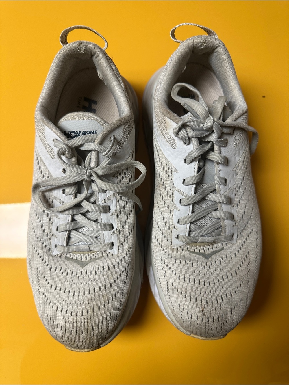Hoka One One Arahi 4 Light Gray Athletic Running Sneakers